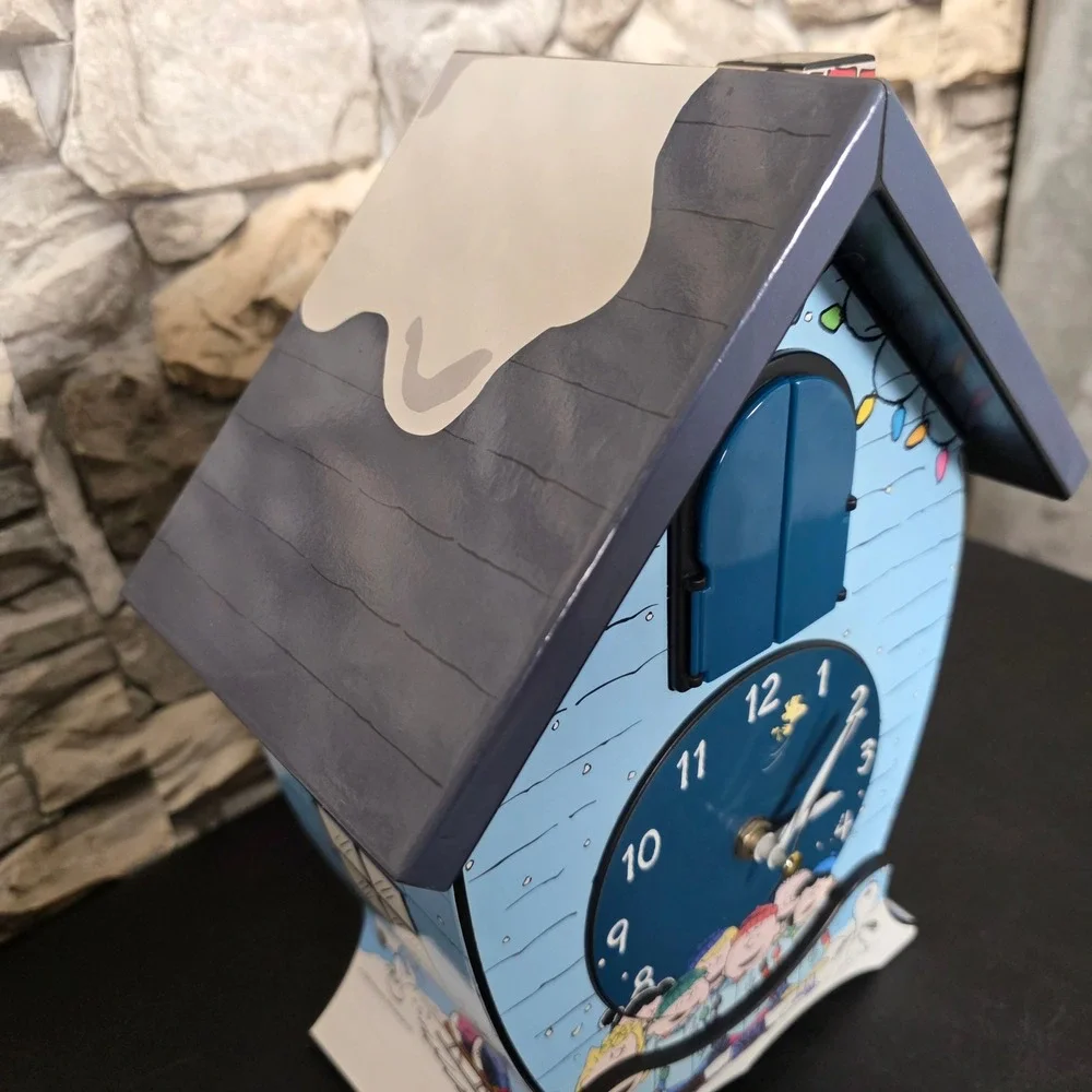 Peanuts Charlie Brown Christmas Cuckoo Clock‎ Snoopy Caroling Winter Scene Decor